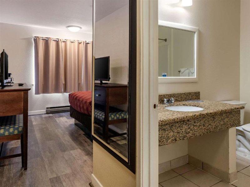 Bay Breeze Inn Сийсайд Екстериор снимка