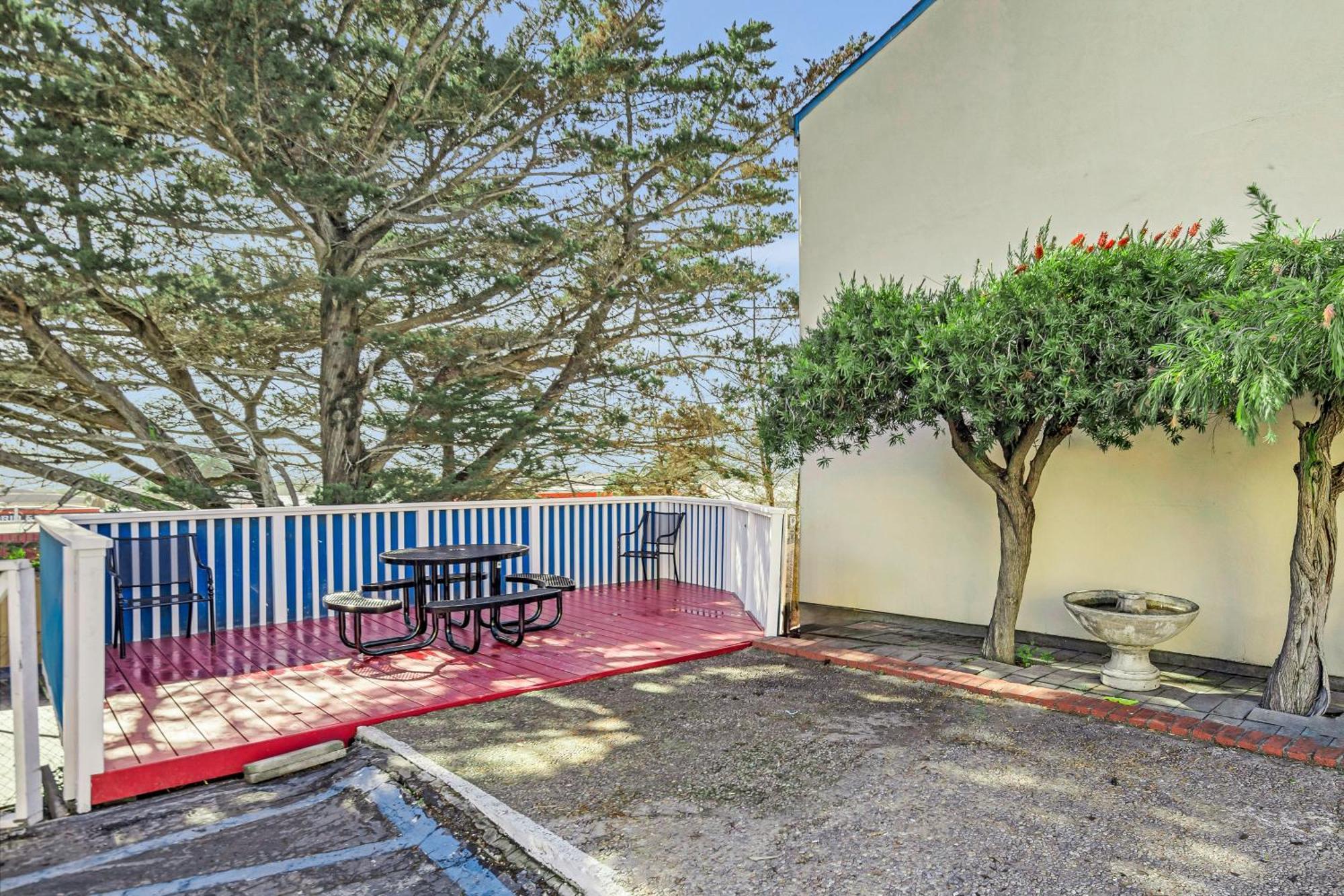 Bay Breeze Inn Сийсайд Екстериор снимка