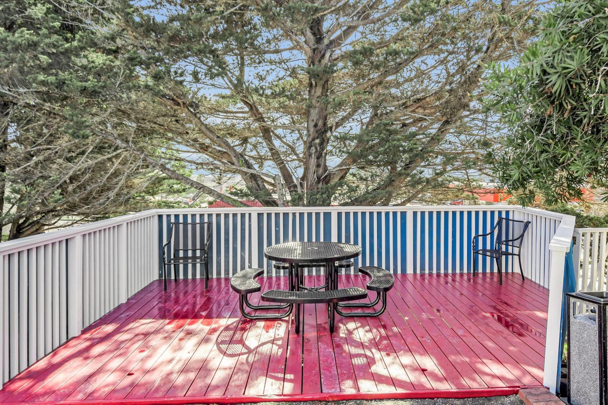 Bay Breeze Inn Сийсайд Екстериор снимка